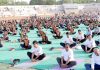 जागतिक योग दिनानिमित्त लातूरमध्ये सुमारे ५ हजार जणांचा योगाभ्यास ! ” जिल्हा क्रीडा संकुल येथे आयोजित कार्यक्रमाला उत्स्फूर्त प्रतिसाद “
