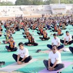 जागतिक योग दिनानिमित्त लातूरमध्ये सुमारे ५ हजार जणांचा योगाभ्यास ! ” जिल्हा क्रीडा संकुल येथे आयोजित कार्यक्रमाला उत्स्फूर्त प्रतिसाद “