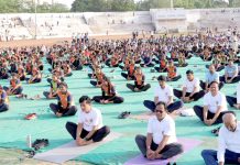 जागतिक योग दिनानिमित्त लातूरमध्ये सुमारे ५ हजार जणांचा योगाभ्यास ! ” जिल्हा क्रीडा संकुल येथे आयोजित कार्यक्रमाला उत्स्फूर्त प्रतिसाद “